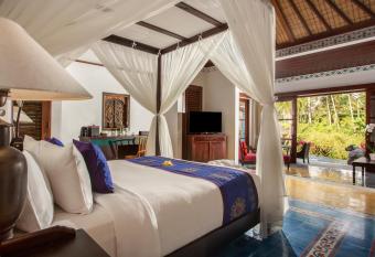 Dwaraka The Royal Villas has rooms with a private hot tub