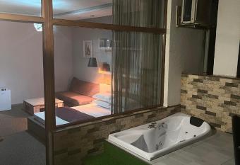 Kent Hotel has rooms with a private hot tub