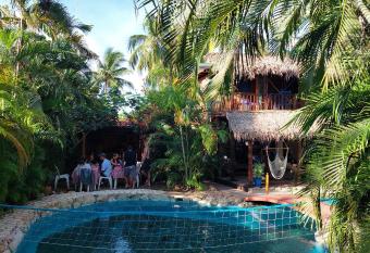 Tower Bridge Hostel has Smoking/Balcony rooms