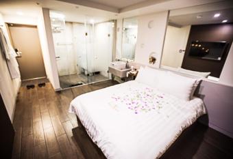 Jerry s Planet has rooms with a private hot tub