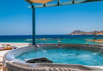 Villa Marisol has rooms with a private hot tub