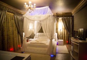 Hotel Boutique Mikaela (Adult Only) has rooms with a private hot tub