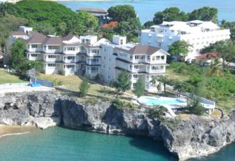 Los Balcones has rooms with a private hot tub