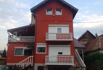 Apartment Red House has Balcony rooms