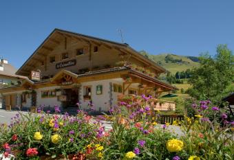 Hotel La Cr  maill  re has Balcony rooms
