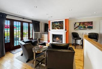 The Allanbreck Studio Glencoe has Balcony rooms