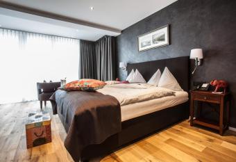 Hotel Riviera Loft has rooms with a private hot tub