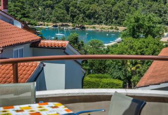 Apartments villa MaVeRo has rooms with a private hot tub