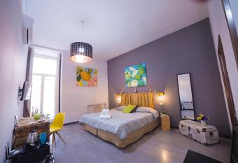 Le 4 Stagioni Dante s Suites H Napoli Centro, by ClaPa Group allows 18 year olds to book a room