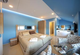 Agent Lux Apartments has rooms with a private hot tub