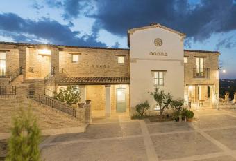 Villa Sant Angelo has Balcony rooms