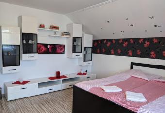 Pivni  ka pod   achtick  m hradom has Balcony rooms