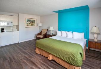 Coast River Inn By OYO Seaside has rooms with a private hot tub