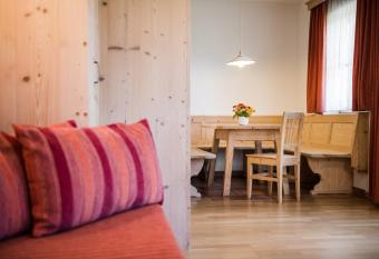 Dependance Hotel Mareo Dolomites has rooms with a private hot tub