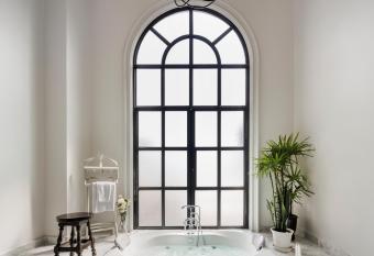 Hotel Once Bangkok has rooms with a private hot tub