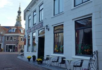 Hotel van Oppen allows 18 year olds to book a room