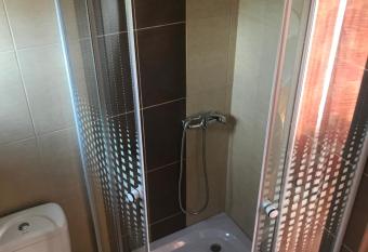 Casa de vacanta Madalina has rooms with a private hot tub