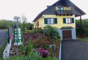 Obstbau und G  stezimmer Stani has Balcony rooms