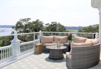 Anchorage 1770 allows 18 year olds to book a room