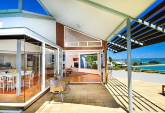 Sea Views Holiday Home has Balcony rooms