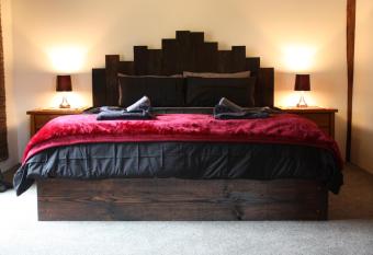 La Boheme Secluded Luxury Spa Villa has rooms with a private hot tub