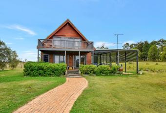 Silver Springs 4br Cottage has rooms with a private hot tub