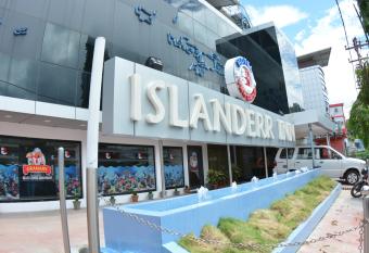 Hotel Islanderr Inn allows 18 year olds to book a room