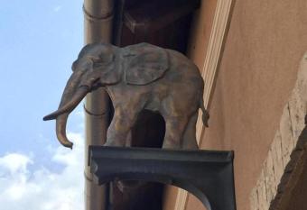 Arany Elef  nt sz  ll  shely has Balcony rooms