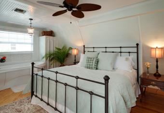 SeaGlass Inn Bed and Breakfast has Balcony rooms