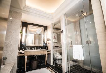 C&D Hotel Fuzhou has rooms with a private hot tub