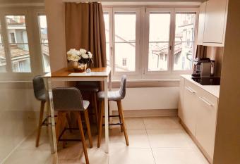 Z  rich Niederdorf - Grossm  nster allows 18 year olds to book a room