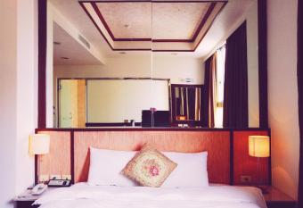              has rooms with a private hot tub