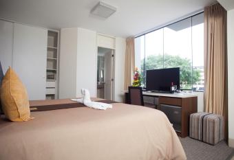 Palmetto Hotel Business La Perla has rooms with a private hot tub