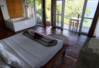 Fantasy Lodge has rooms with a private hot tub