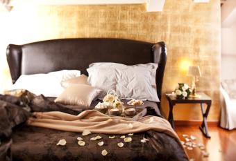 Al Tezzon Hotel has rooms with a private hot tub