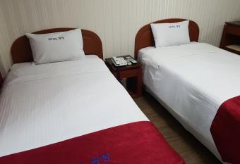 Gwang Jang Hotel allows 18 year olds to book a room