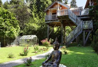 Les Lodges de Babylone has rooms with a private hot tub