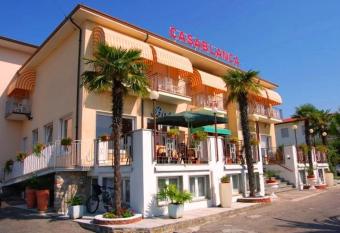 Hotel Casablanca allows 18 year olds to book a room