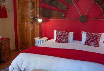 Mirabel Guesthouse has Balcony rooms