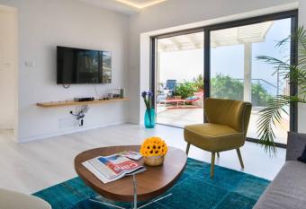 Eshkol Housing Haifa - Wallenberg Suites Complex has Balcony rooms