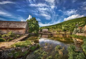 Apartment Vrilo has Balcony rooms