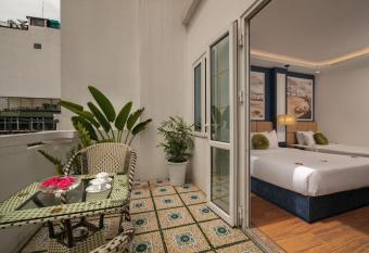 Hanoi Chic Boutique Hotel has rooms with a private hot tub