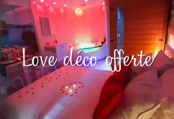 Le Bijou Appartement avec Jacuzzi et Sauna privatif, Terrasse plein sud, Clim, Parking Privatif has rooms with a private hot tub