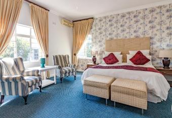 Silver Oaks Boutique Hotel has rooms with a private hot tub