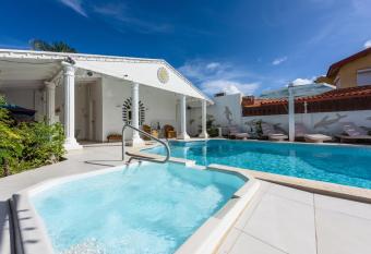 Sunflower Villa Studios allows 18 year olds to book a room