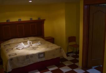 Hotel Posada Castillo Panteon Ingles has rooms with a private hot tub