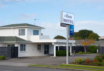 Avon Motel allows 18 year olds to book a room