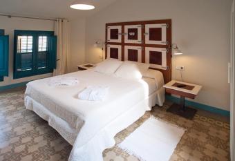 Hotel Hostal Chic has Balcony rooms