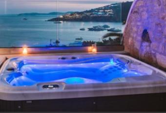 Everest Apartments has rooms with a private hot tub