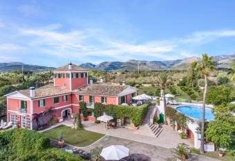 Fincahotel Los Naranjos allows 18 year olds to book a room